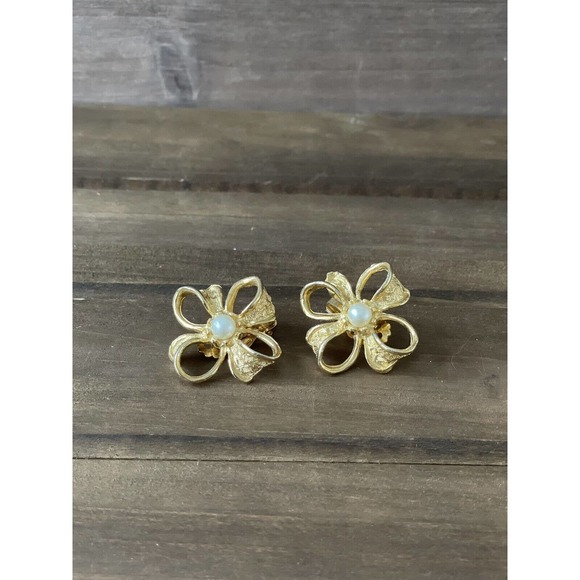Vintage Pearl Flower Clip-On Earrings - Gold Tone Metal Faux Stone - Picture 4 of 7